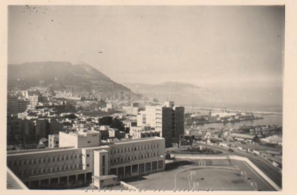 ORAN LE COLLEGE DE JEUNES FILLES AVEC EN FOND SANTA CRUZ.JPG